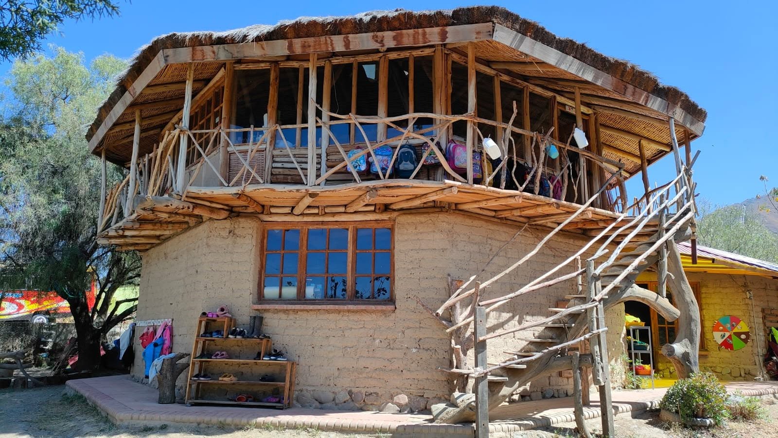 Aula de Kusikuna construida en adobe y madera